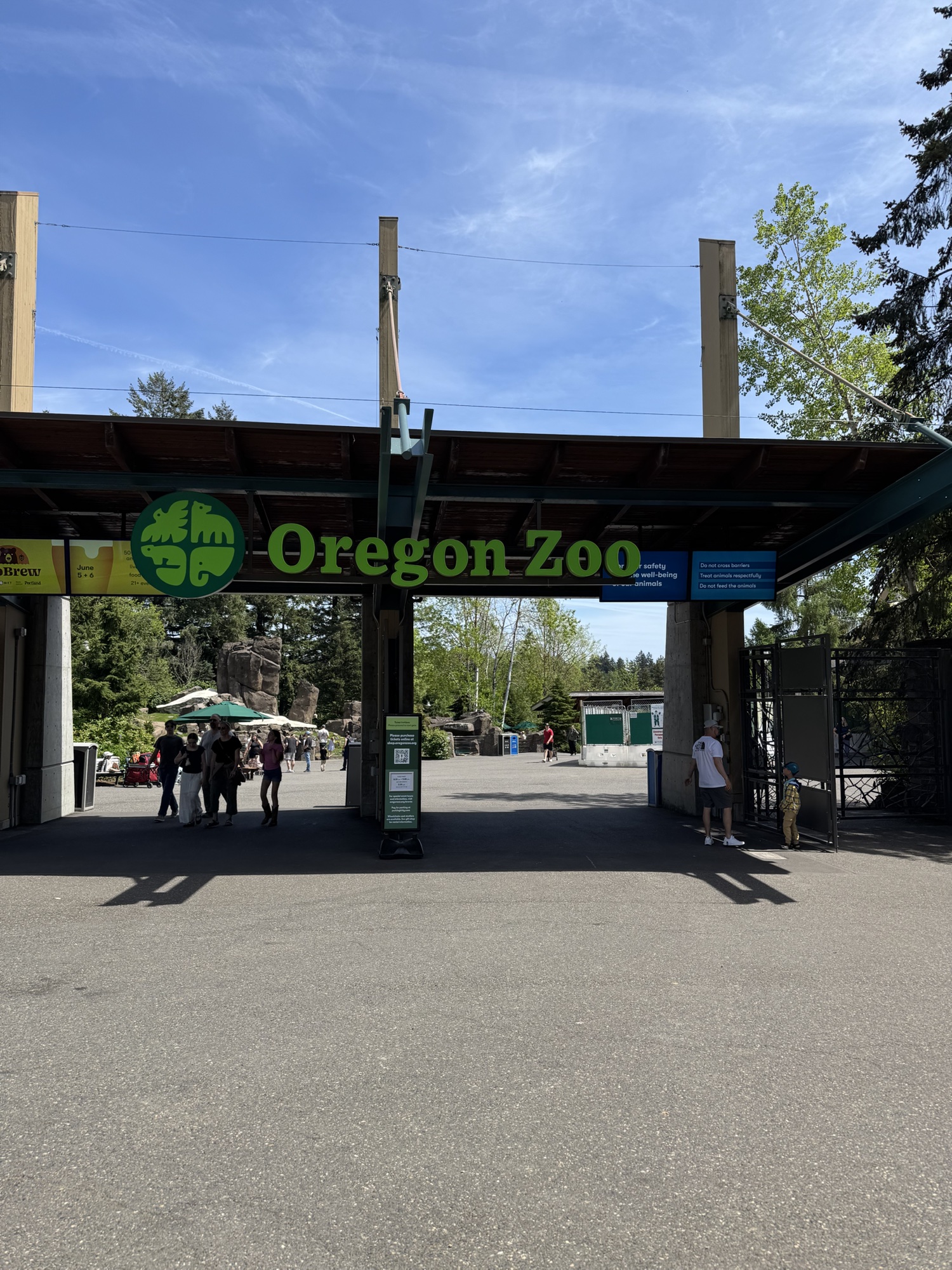 The Oregon Zoo entrance